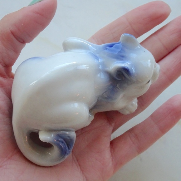 Set of 2 Collectible Blue & White Porcelain Ceramic Cat Figurines - Picture 4 of 10
